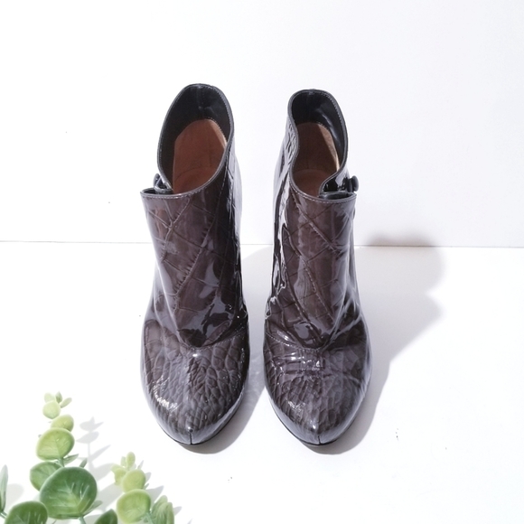 LOUIS VUITTON Patent Embossed Delft Cornelia Boot Booties - Picture 6 of 16